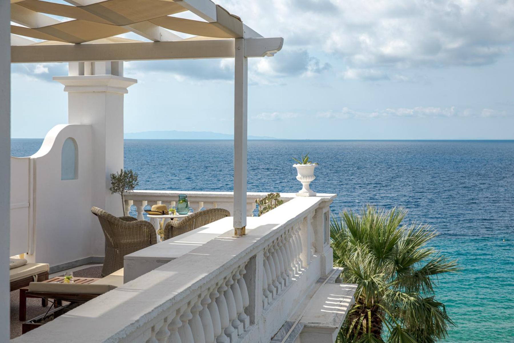 Aneroussa Beach Hotel 바트시 외부 사진